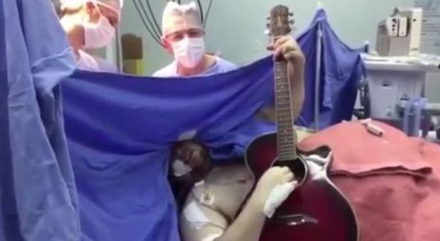 Sveglio durante l'operazione al cervello, il paziente suona e canta i Beatles