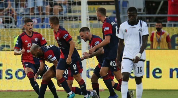 Cagliari-Spezia 2-2: aprono Gyasi e Bastoni, poi Joao Pedro (doppietta) firma la rimonta in 4'