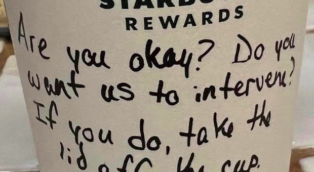 Starbucks, barista offre aiuto a una ragazza con un messaggio sul bicchiere: «Vuoi che interveniamo?»