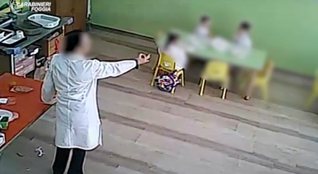 Maltrattamenti all'asilo, maestra interdetta per un anno. Ai bambini urlava: «Maiale, buttati nel gabinetto»