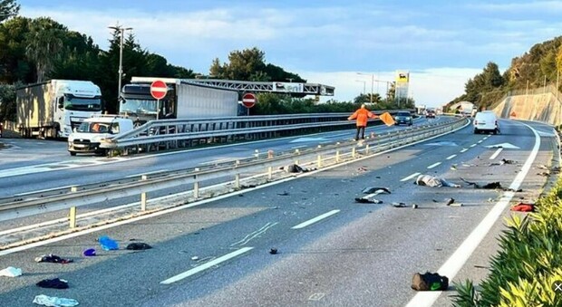 Due migranti travolti e uccisi da un furgone sulla A10. Ferito un altro straniero