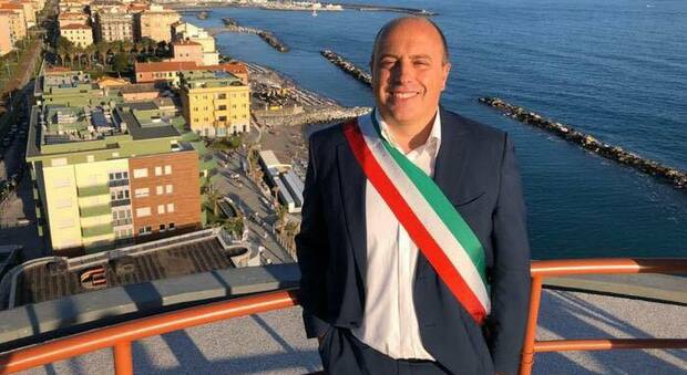 Malore improvviso, muore il sindaco di Chiavari Marco Di Capua: aveva 50 anni. Ieri l'ultimo post
