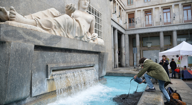 Blitz degli ambientalisti in centro: acqua nera nelle fontane di piazza CLN