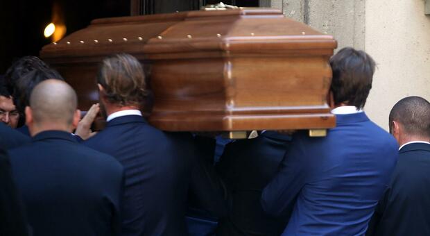 Rissa e feriti al funerale di una parente: scoppia la lite per l'eredità