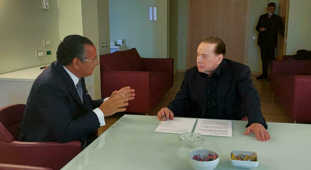 Berlusconi dimesso, la foto prima di uscire dall'ospedale. Il San Raffaele: «Forte e in forma»