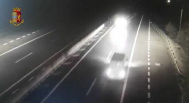Contromano per 12 km in A4: terrore in autostrada. La tragedia evitata dalla safety car