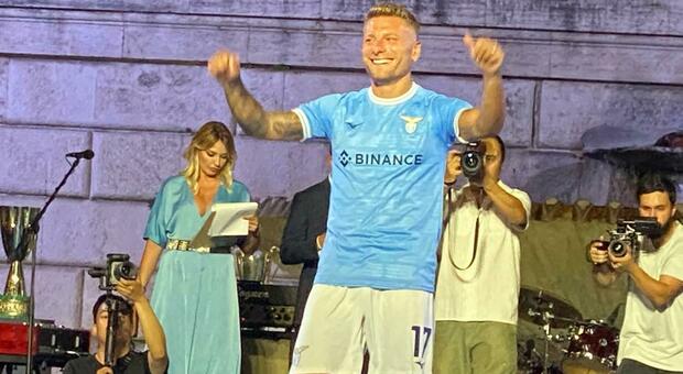 Lazio, la notte della presentazione della nuova maglia: folla di tifosi in piazza, Lotito fischiato FOTO
