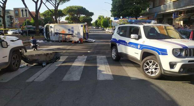 Roma, ambulanza si ribalta dopo uno scontro con un fuoristrada: tre feriti