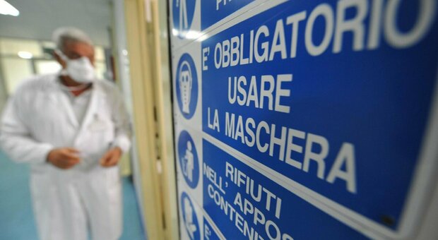 «Non potete entrare più di uno alla volta»: due infermiere aggredite in ospedale a calci, pugni e schiaffi