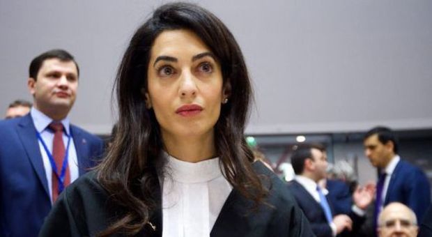 Tutti pazzi per Amal, la moglie di Clooney ​a Strasburgo difende il popolo armeno