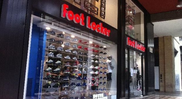 Ladri scatenati: razzia al negozio Foot Locker di corso Vittorio Emanuele
