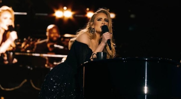 Adele costretta a interrompere il concerto di Londra quattro volte: cosa è successo