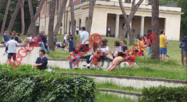 Roma, domenica "liberi tutti" a Villa Borghese: poche mascherine e ragazzi senza distanziamento