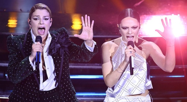 Sanremo 2022, Emma e Francesca Michielin duo esplosivo in "Baby One more time". Fan in delirio