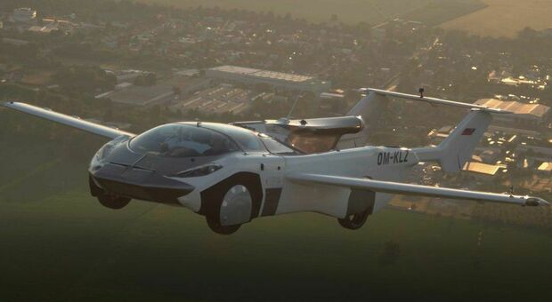 AirCar, pronta l'auto del futuro: in 2 minuti e 15 secondi diventa un aereo