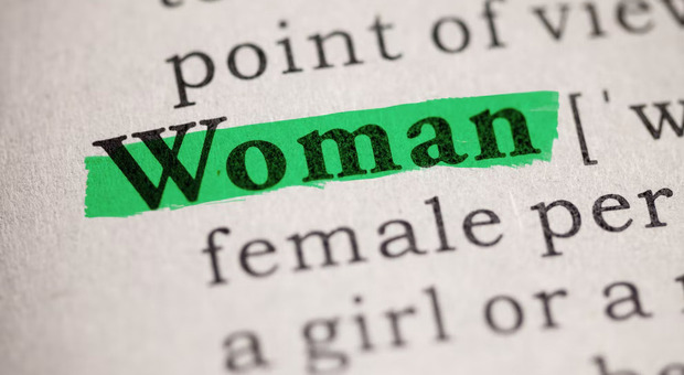 Uk, Servizio Sanitario: addio alle parole «donna» e «donne» dalla pagina della menopausa e scoppia la polemica