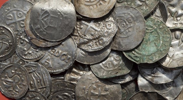 Tredicenne trova il tesoro del re vichingo Bluetooth: monete, collane e un martello di Thor