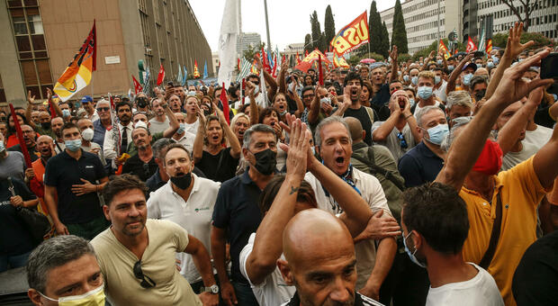 Alitalia, rottura azienda-sindacati: «Niente accordo». I lavoratori bloccano la Roma-Fiumicino, protesta sotto la sede Ita