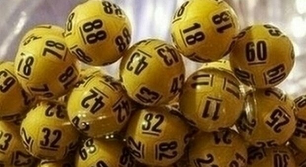 Lotto, vince 170mila euro con un terno su Palermo: otto schedine tutte uguali