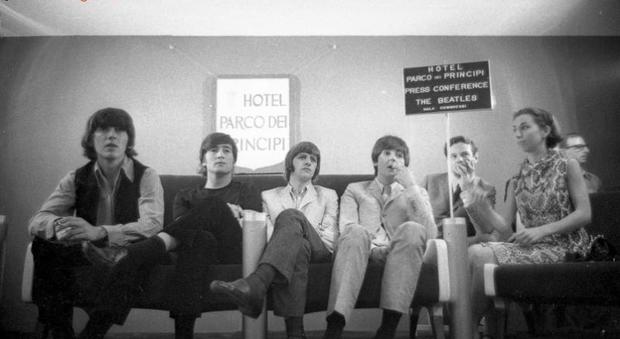 In mostra a Roma le foto inedite dei Beatles live nel 1965: si celebra Abbey Road