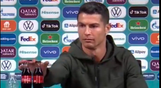 Cristiano Ronaldo sposta la Coca Cola dall'inquadratura: «Dovete bere acqua». E sui social è bufera VIDEO