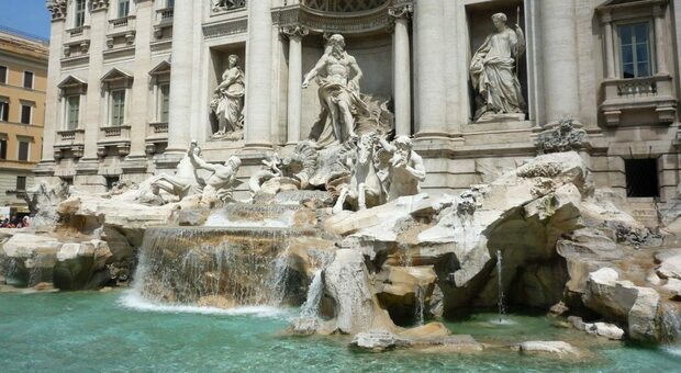 Fontana di Trevi, il bagno del turista spagnolo costa caro: 450 euro di multa