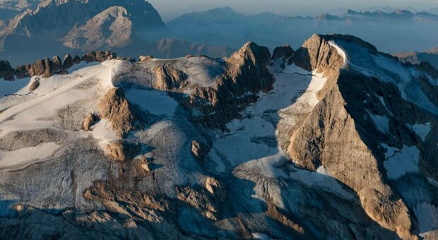 Marmolada, l'allarme di Corti (Cnr): «I ghiacciai ormai si riducono a una velocità senza precedenti»
