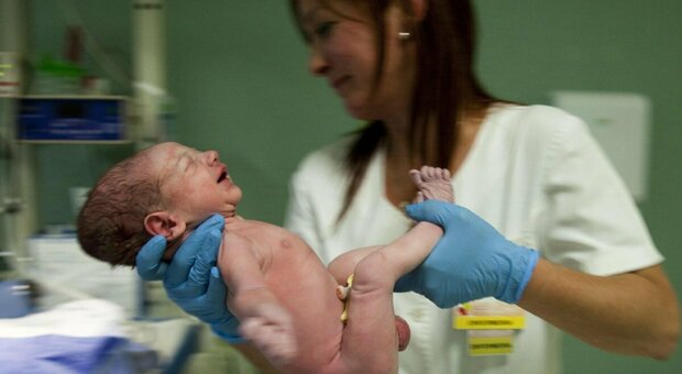 Crollo nascite per il Covid: 12.500 bimbi in meno nel 2021. De Palo: «Sostegno alle famiglie»