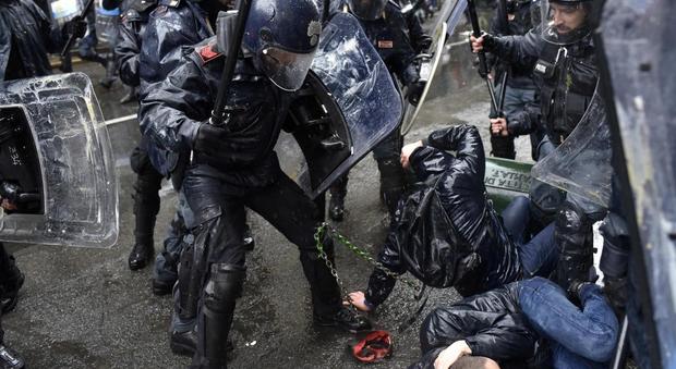 1 maggio, scontri e altissima tensione a Torino. Salvini attacca i sindacati: "Stracciate tessere"