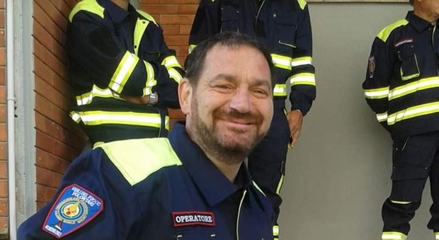 Volontario di 49 anni muore per spegnere un incendio: la tragedia sotto gli occhi del collega
