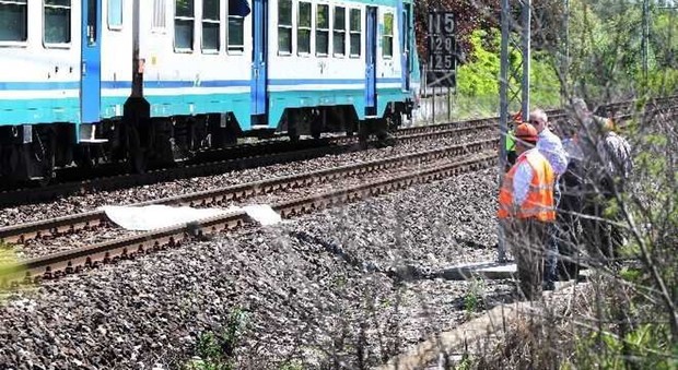 Si fa travolgere dal treno sui binari con le braccia alzate: dramma sulla Milano-Sondrio