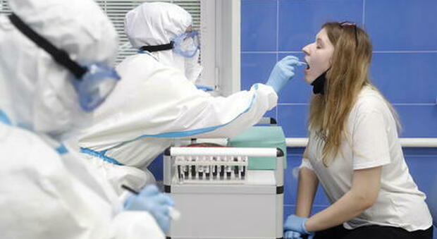 Covid, l'Unione europea tuona: «L'Italia giustifichi l'obbligo dei tamponi ai vaccinati»