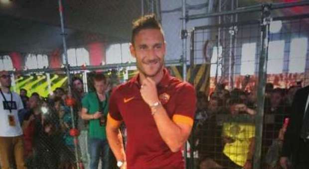 Roma, ecco le nuove maglie Nike: grande evento con Totti, Garcia e Florenzi