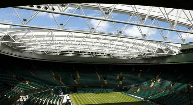 Tennis, Wimbledon impone le regole: multa di 14mila sterline ai giocatori che violano la "bolla"