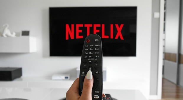 Netflix introduce la pubblicità per abbassare i prezzi: 5 minuti di spot ogni ora di programmazione