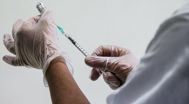 Vaccino, focolaio nella casa di riposo: positivi 39 anziani che avevano già ricevuto la prima dose