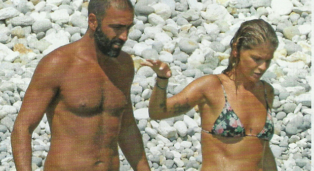 Alessandra Amoroso sirenetta in bikini, fuga in Salento col fidanzato