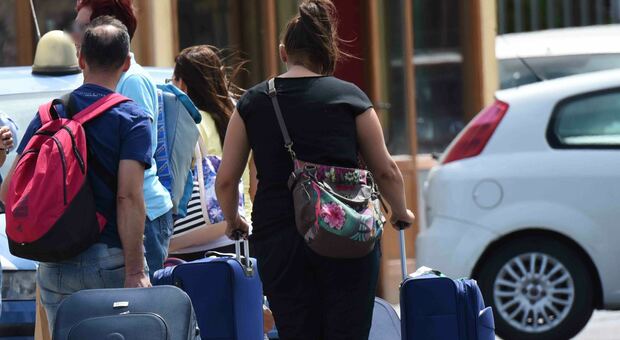 Boom di casi in vacanza, alert della Farnesina: viaggi all'estero rischiosi