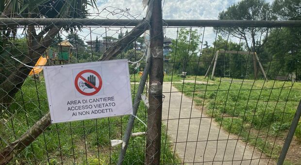 Scivoli, altalene, erba tagliata: ma il parco giochi curato dai cittadini viene chiuso perché mai collaudato. Rischia pure "Parco Totti"