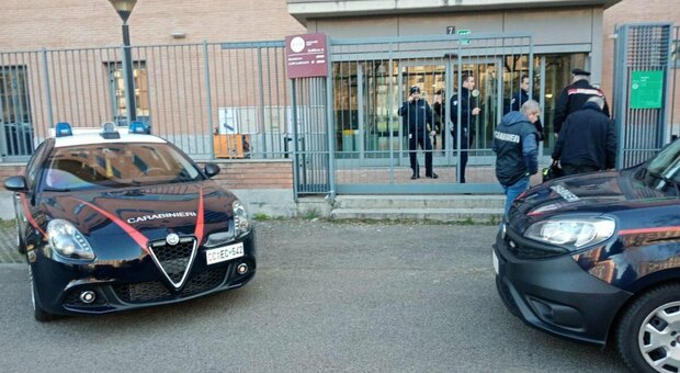 Ragazza di 19 anni suicida a Milano: si è impiccata all'università. Il biglietto choc: «Ho fallito nello studio e nella vita»