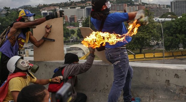 Scontri in Venezuela. L'opposizione contro Maduro: "Tenta il golpe"
