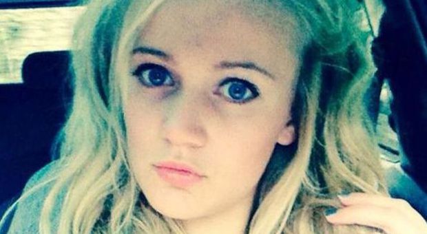 Charlotte muore a 17 anni nella vasca da bagno: annegata per colpa di un attacco epilettico