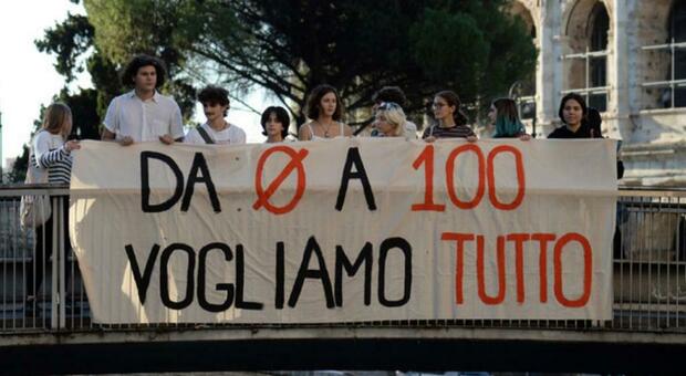 Roma, scuola subito ad alta tensione: nel primo giorno flash mob e sit-in. Tornano gli striscioni, studenti all'attacco
