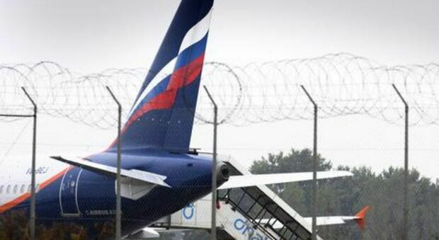 Sanzioni alla Russia, l'ira dei 35 italiani dipendenti di Aeroflot: «Niente stipendi, ci licenziano»