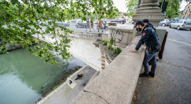 Roma, 31enne napoletano scivola giù da Ponte Garibaldi per un selfie con gli amici