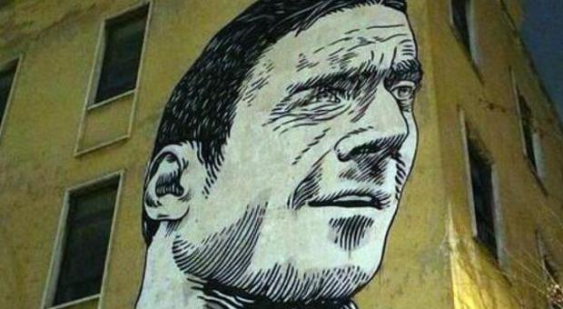 Lancio di uova, il murales di Totti a San Giovanni ancora sotto attacco