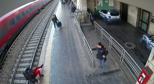 Ragazza di 26 anni tenta il suicidio sotto il treno: poliziotti le salvano la vita con un gesto eroico