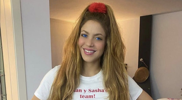 Shakira, ad Halloween si traveste da cheerleader per i figli: «Sono la vostra fan numero 1»