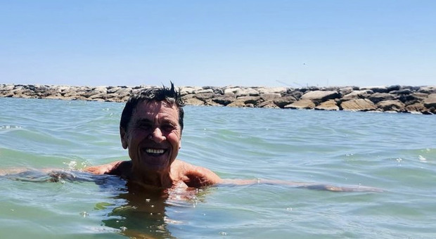 Gianni Morandi e il bagno in mare: «ll nostro Adriatico…»