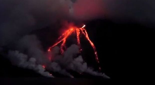 A Stromboli il vulcano dà spettacolo: Un fiume di lava finisce in mare -le immagini